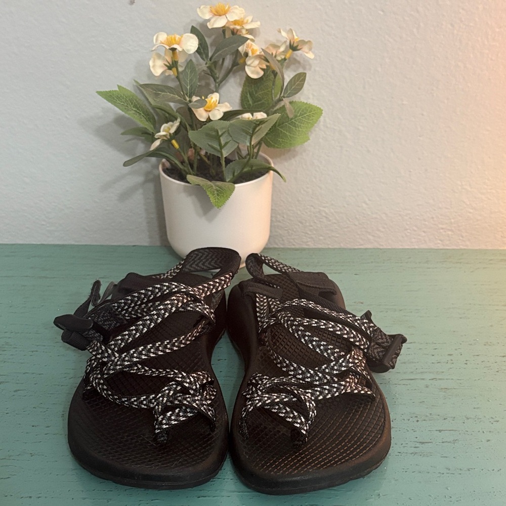 Black and White Strappy Chaco Sandals SZ 6 box 118